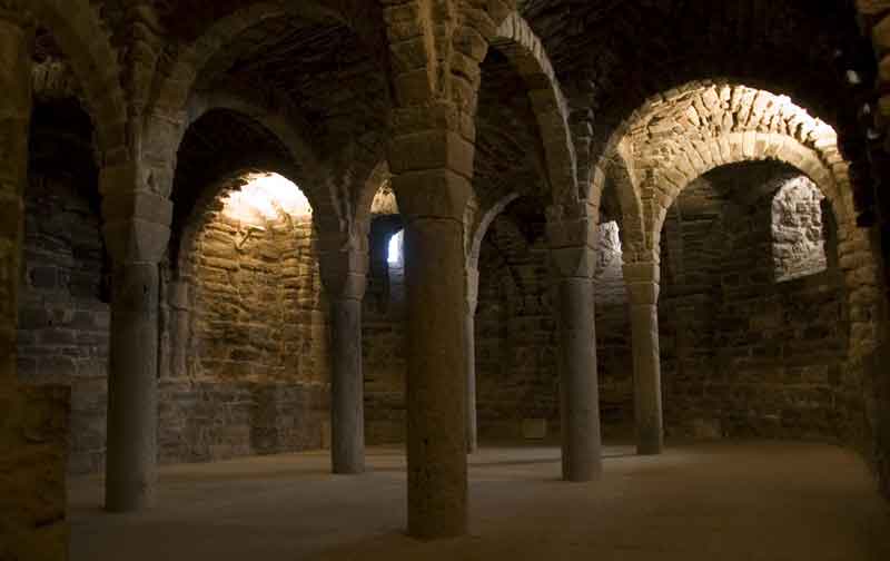Barcelona - Cardona - castillo y canónica de Sant Vicenc 19 - iglesia - cripta.jpg